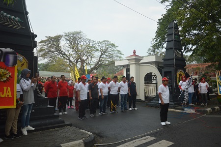 DALAM RANGKA HARKOPNAS ke 72 KEPALA BPPKAD MENGIKUTI JALAN SEHAT