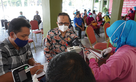 DI SUNTIK VAKSIN COVID-19 DOSIS KEDUA. DILINGKUNGAN BPPKAD KABUPATEN GROBOGAN.